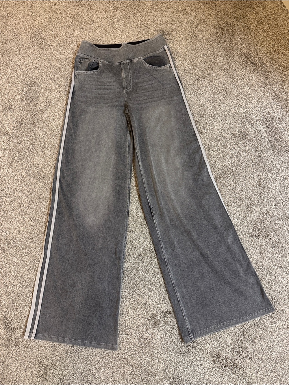 HALARA Gray Wide-Leg Pabts with White Side Stripes - TALL length